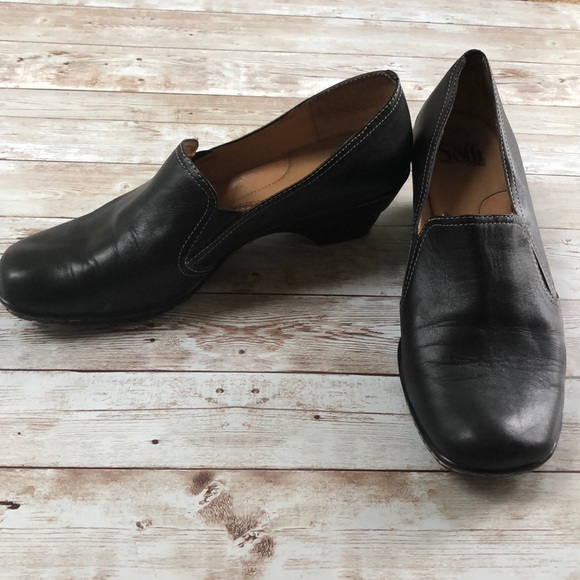🛍 Sofft Black Leather Small Heel Loafers - Picture 1 of 8